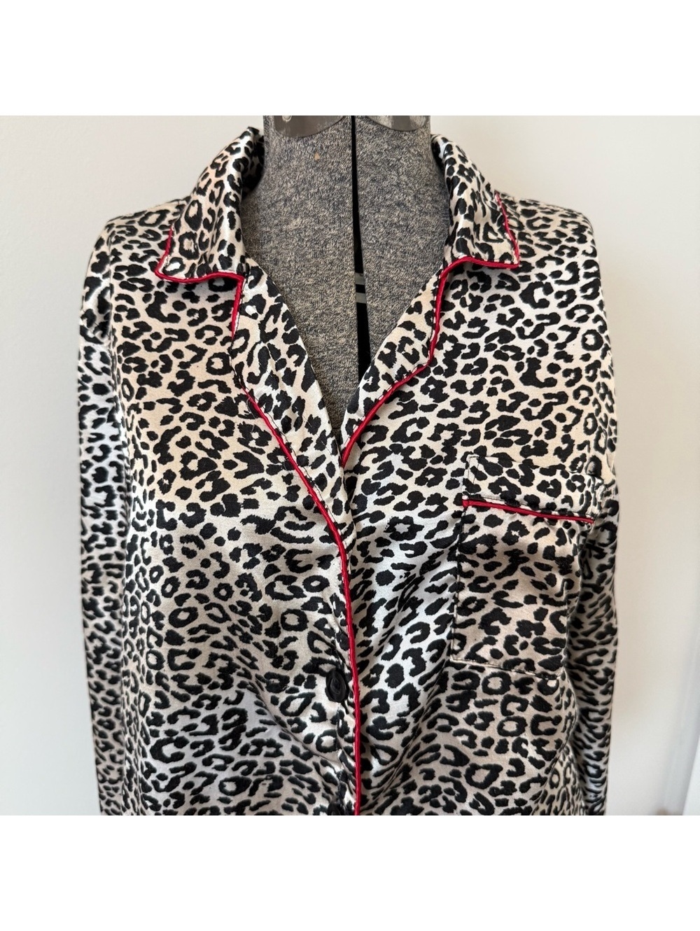 Leopard Print Pajama Top with Red Trim Kim Rogers Large - Picture 2 of 5